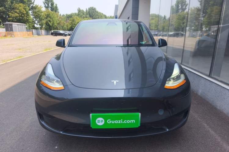 Tesla Model Y 2024 — 2