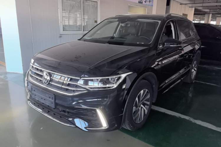 Volkswagen Tiguan L 2023 — фото 1