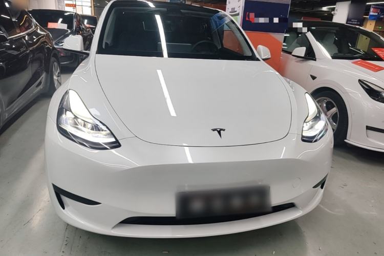 Tesla Model Y 2024 — 2