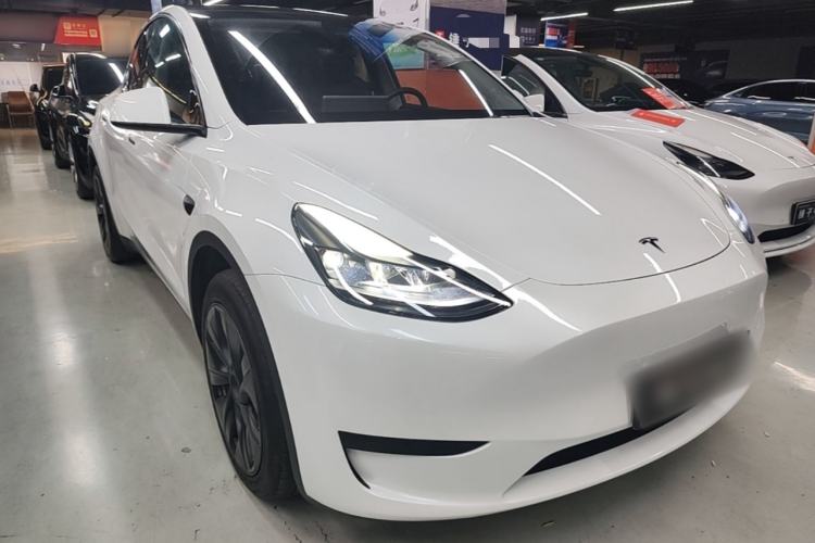 Tesla Model Y 2024 — 3