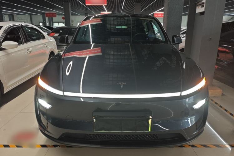 Tesla Model Y 2025 — 2
