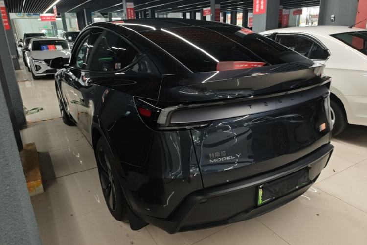 Tesla Model Y 2025 — 4