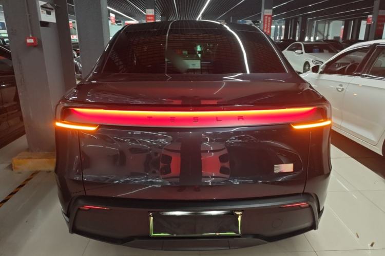 Tesla Model Y 2025 — 5