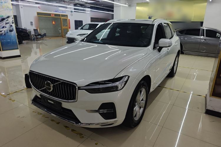 Volvo XC60 2022 — фото 1