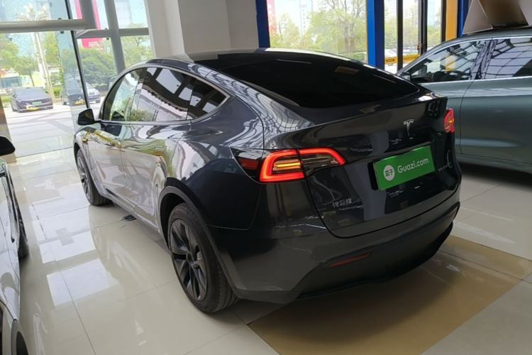 Tesla Model Y 2024 — 4