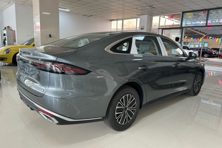 Geely Emgrand 2026 — 2