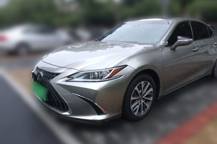 Lexus ES 300h 2022 — фото 1