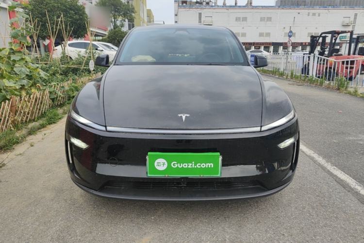 Tesla Model Y 2025 — 2