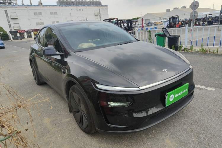 Tesla Model Y 2025 — 3