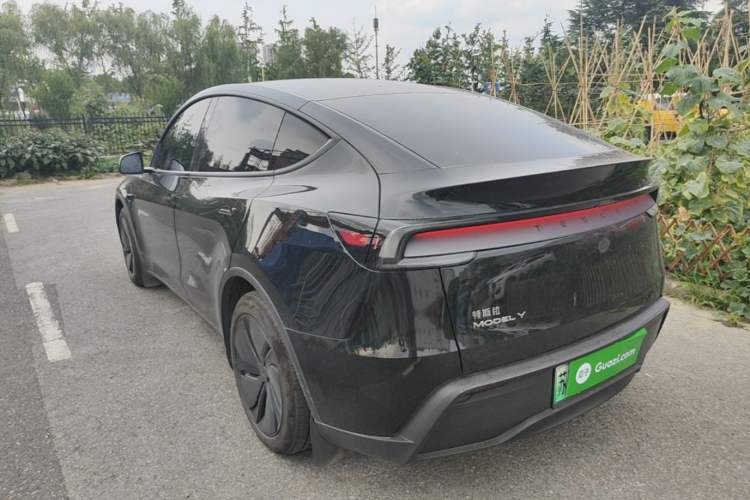 Tesla Model Y 2025 — 4