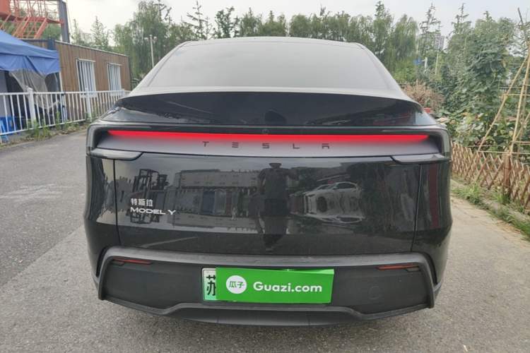 Tesla Model Y 2025 — 5
