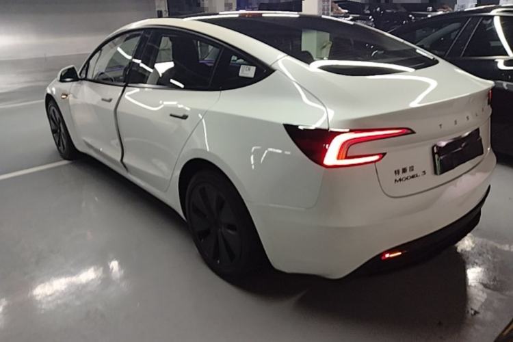 Tesla Model 3 2025 — 4