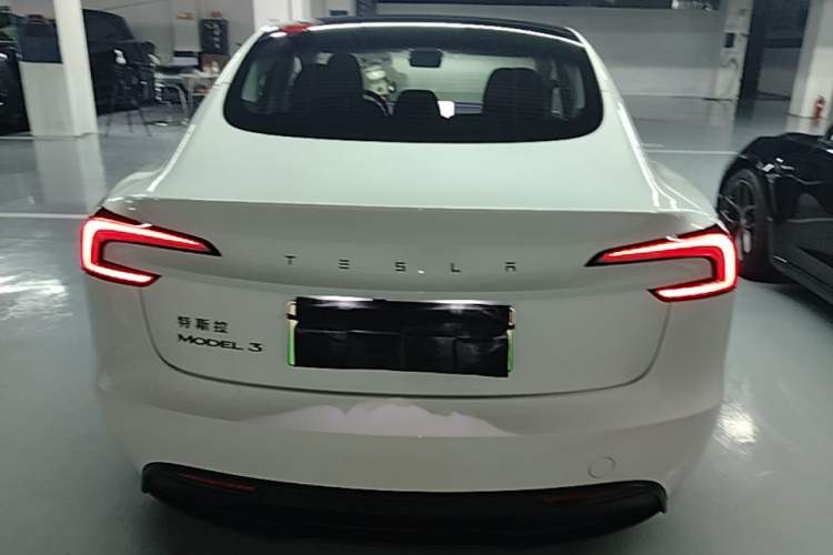 Tesla Model 3 2025 — 5