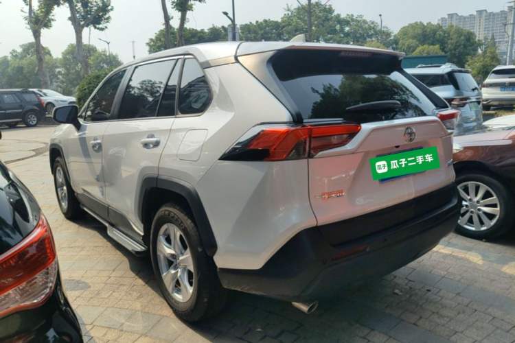Toyota RAV4 2023 — 4