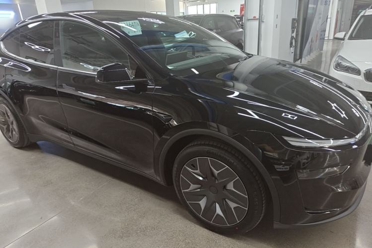Tesla Model Y L 2025 — 3