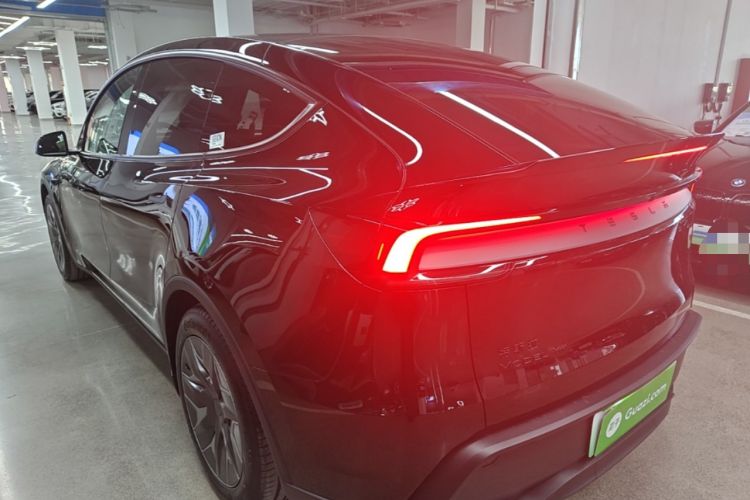 Tesla Model Y L 2025 — 4