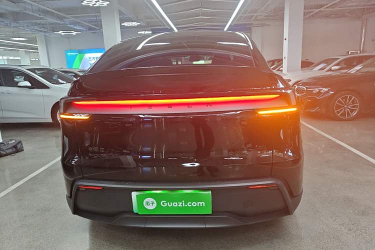 Tesla Model Y L 2025 — 5