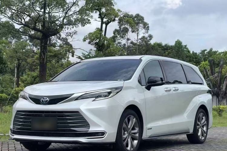 Toyota Sienna 2023 — фото 1