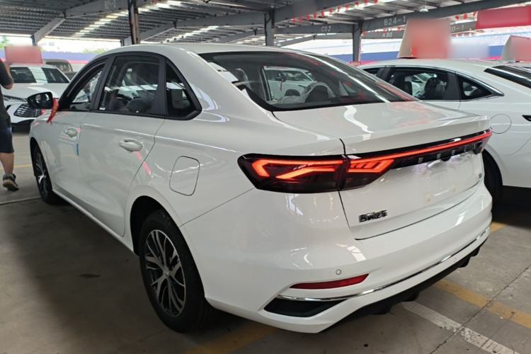 Geely Emgrand 2026 — 4
