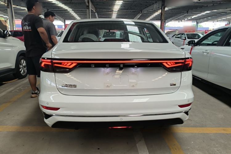 Geely Emgrand 2026 — 5