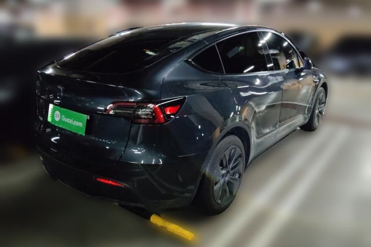 Tesla Model Y 2024 — 4