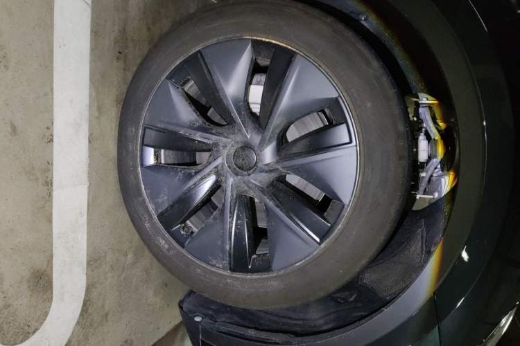 Tesla Model Y 2024 — 5