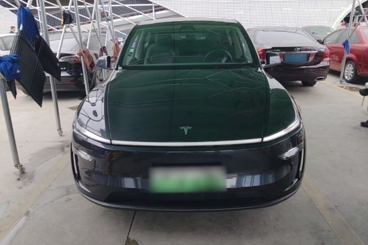 Tesla Model Y 2025 — 2