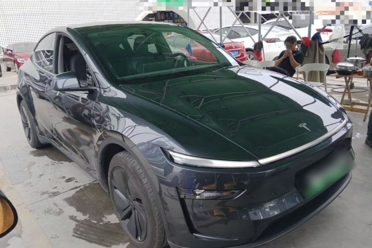 Tesla Model Y 2025 — 3