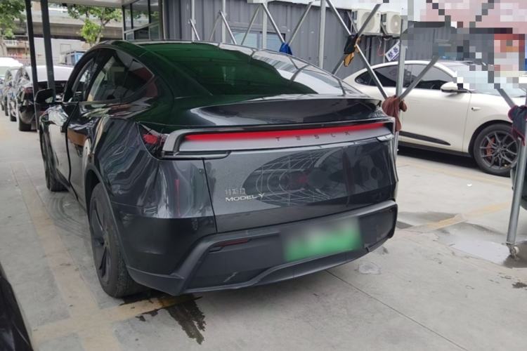 Tesla Model Y 2025 — 4