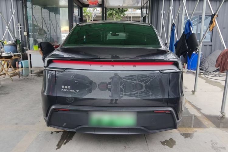 Tesla Model Y 2025 — 5