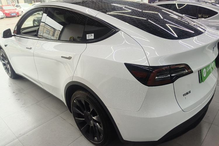 Tesla Model Y 2023 — 4