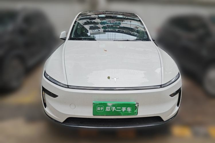 Tesla Model Y 2025 — 2