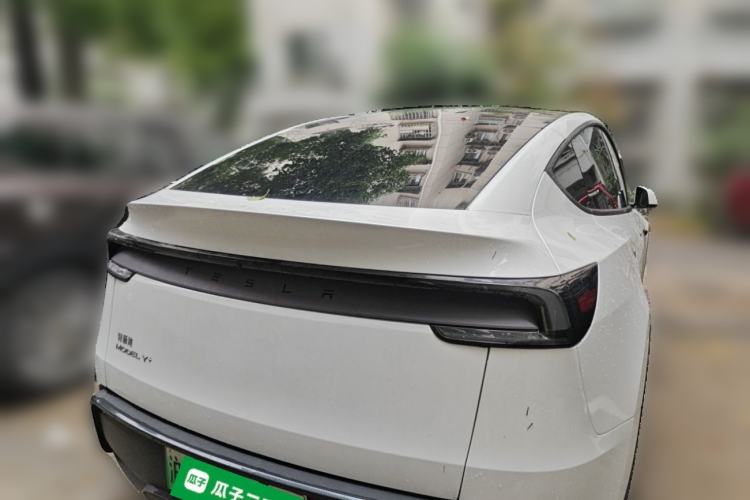 Tesla Model Y 2025 — 3