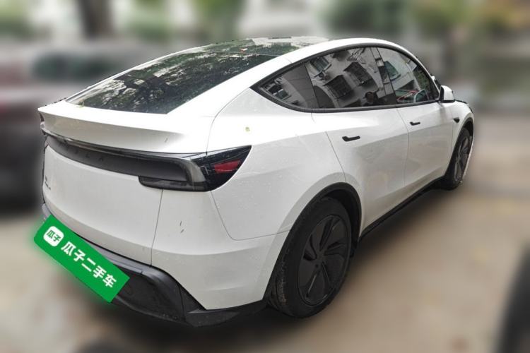 Tesla Model Y 2025 — 4