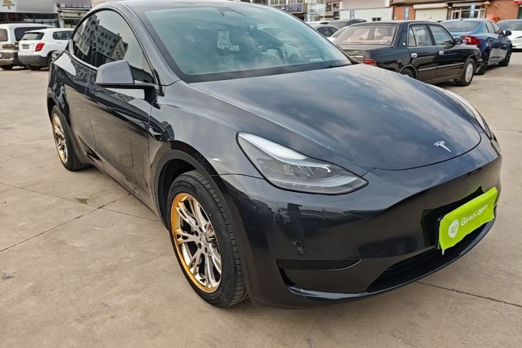 Tesla Model Y 2024 — 3