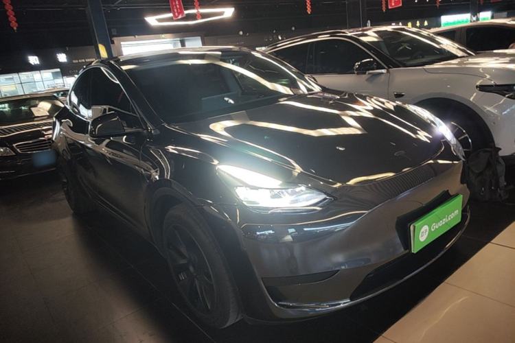 Tesla Model Y 2024 — 3