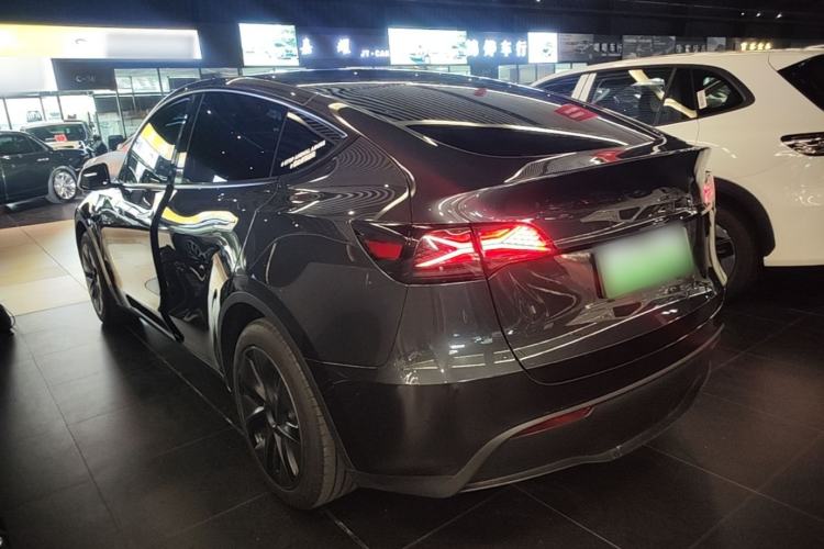Tesla Model Y 2024 — 4