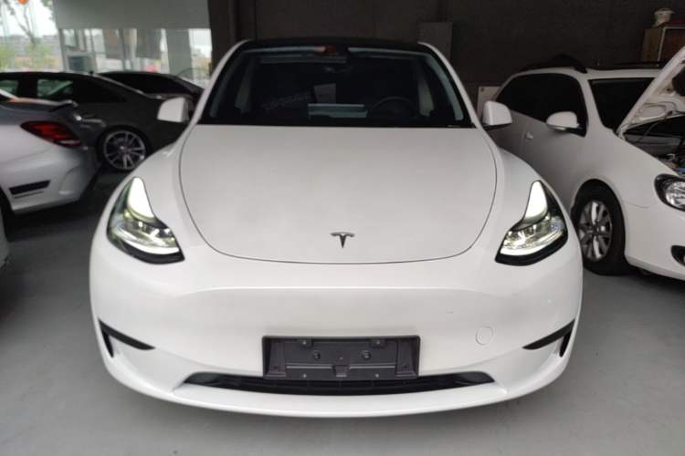 Tesla Model Y 2024 — 2