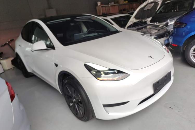 Tesla Model Y 2024 — 3