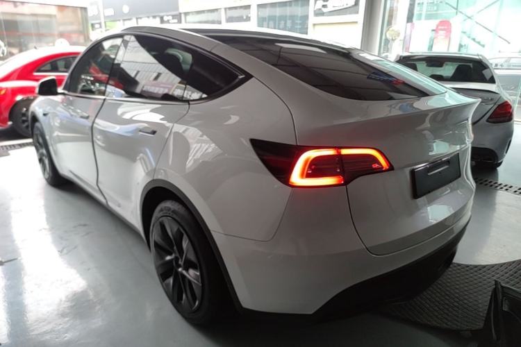 Tesla Model Y 2024 — 4