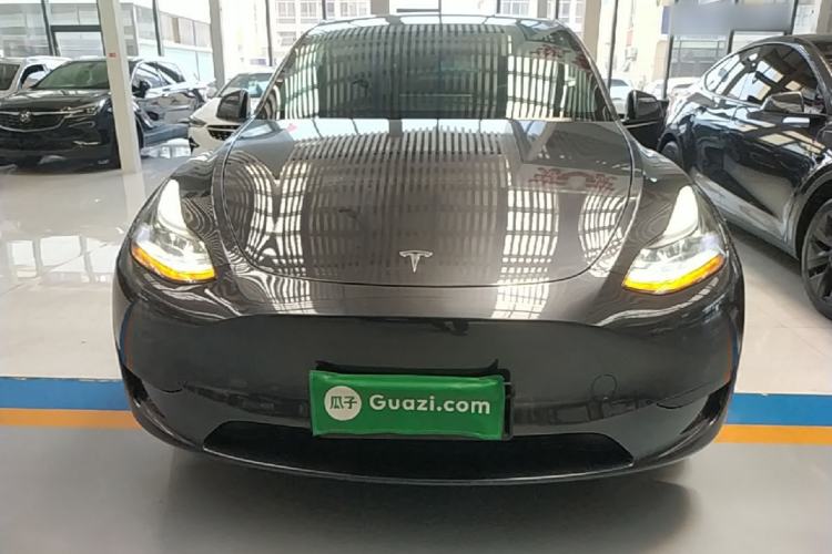 Tesla Model Y 2024 — 2