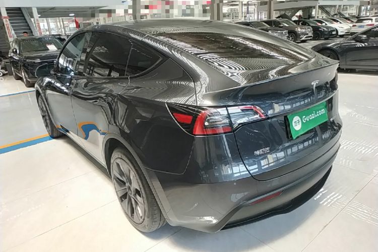 Tesla Model Y 2024 — 4