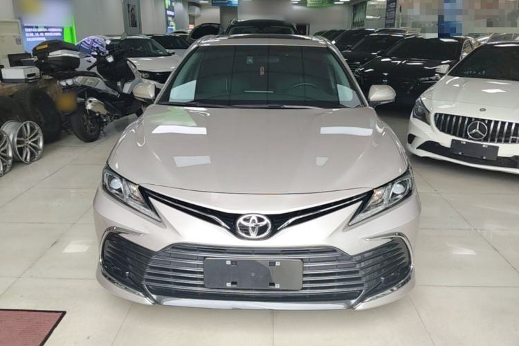 Toyota Camry 2022 — фото 2