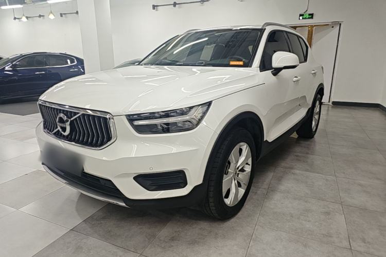 Volvo XC40 2022 — фото 1