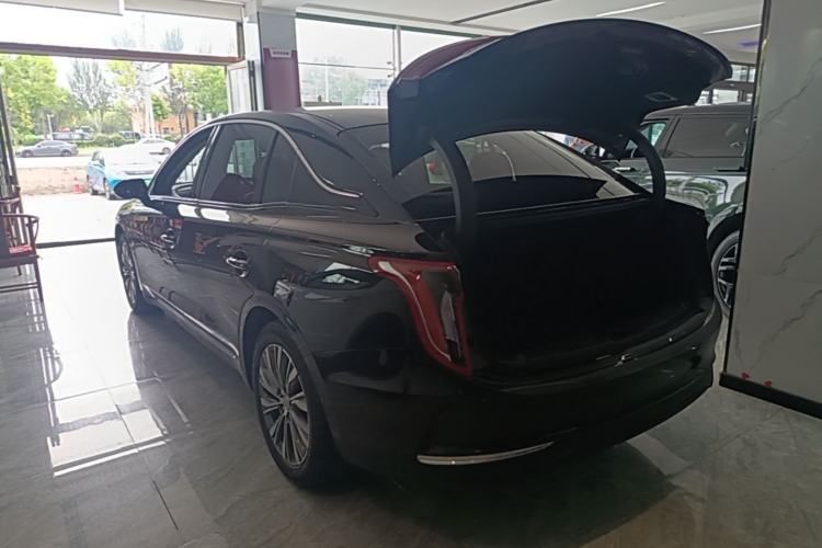 Hongqi E-QM5 2022 — 4