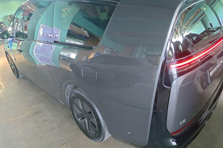 Li Auto MEGA 2025 — 4