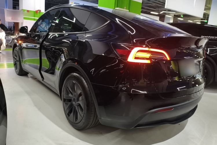 Tesla Model Y 2023 — 4