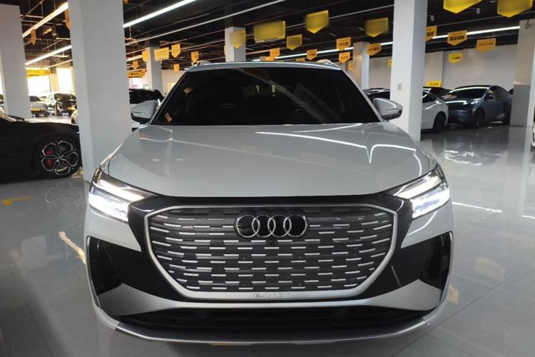 Audi Q4 e-tron 2023 — фото 2