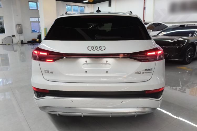 Audi Q4 e-tron 2023 — фото 5