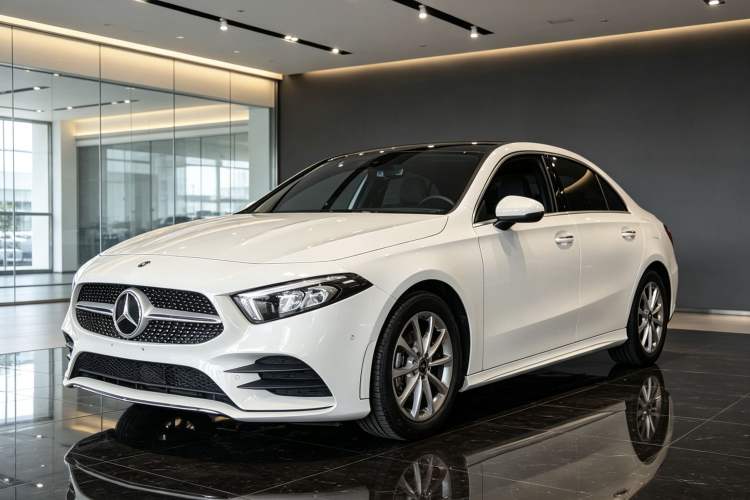 Mercedes-Benz A 200 L 2020 — фото 1